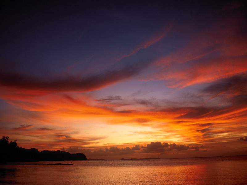 feathered_clouds_at_sunset,_palau,_micronesia_-_800x600.jpg