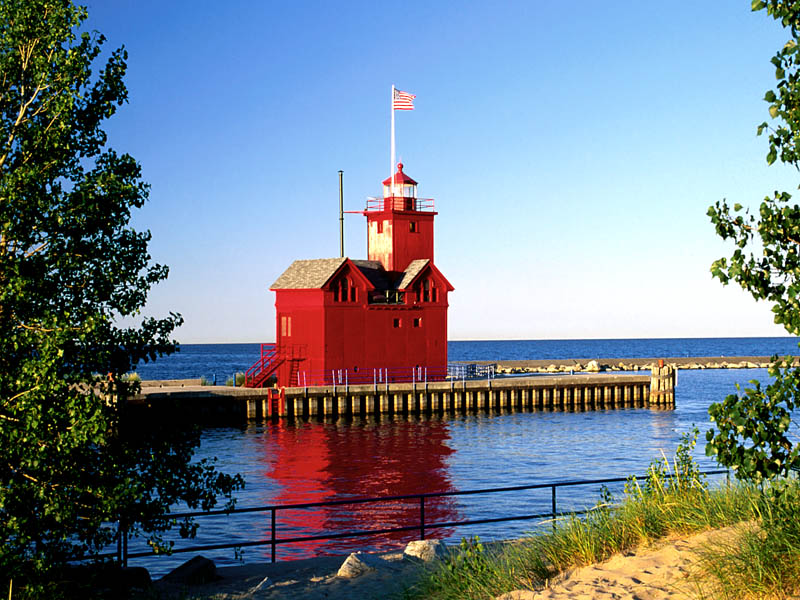 holland_harbor_lighthouse,_holland,_michigan_-_800x600.jpg